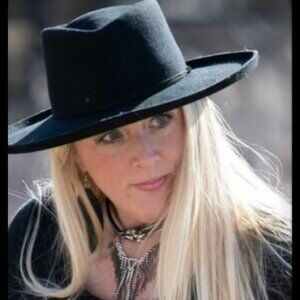 Meet your Posher, Lori